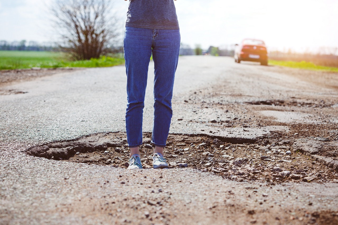 Read more about the article Damages Your Car Can Get After Driving Over A Pothole